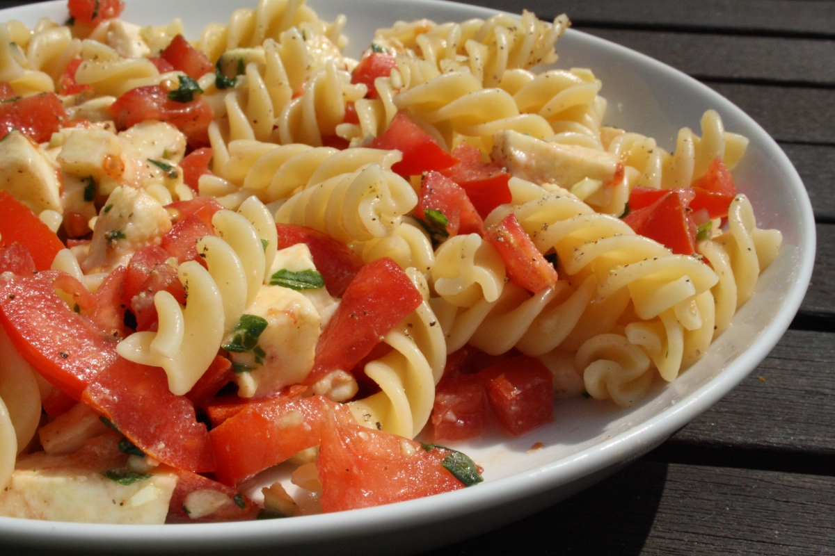 Tomato and mozzarella pasta salad – idaskitchenblog
